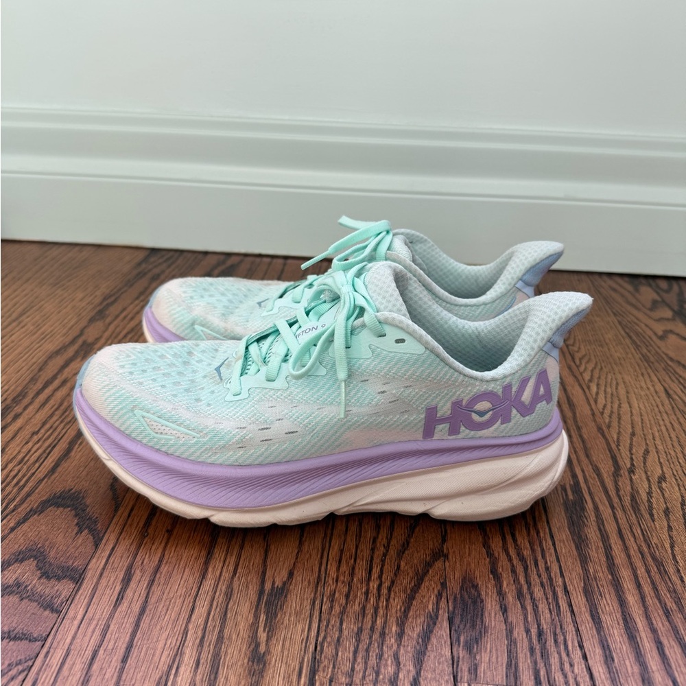 Hold Women’s Clifton 9. Size 8.